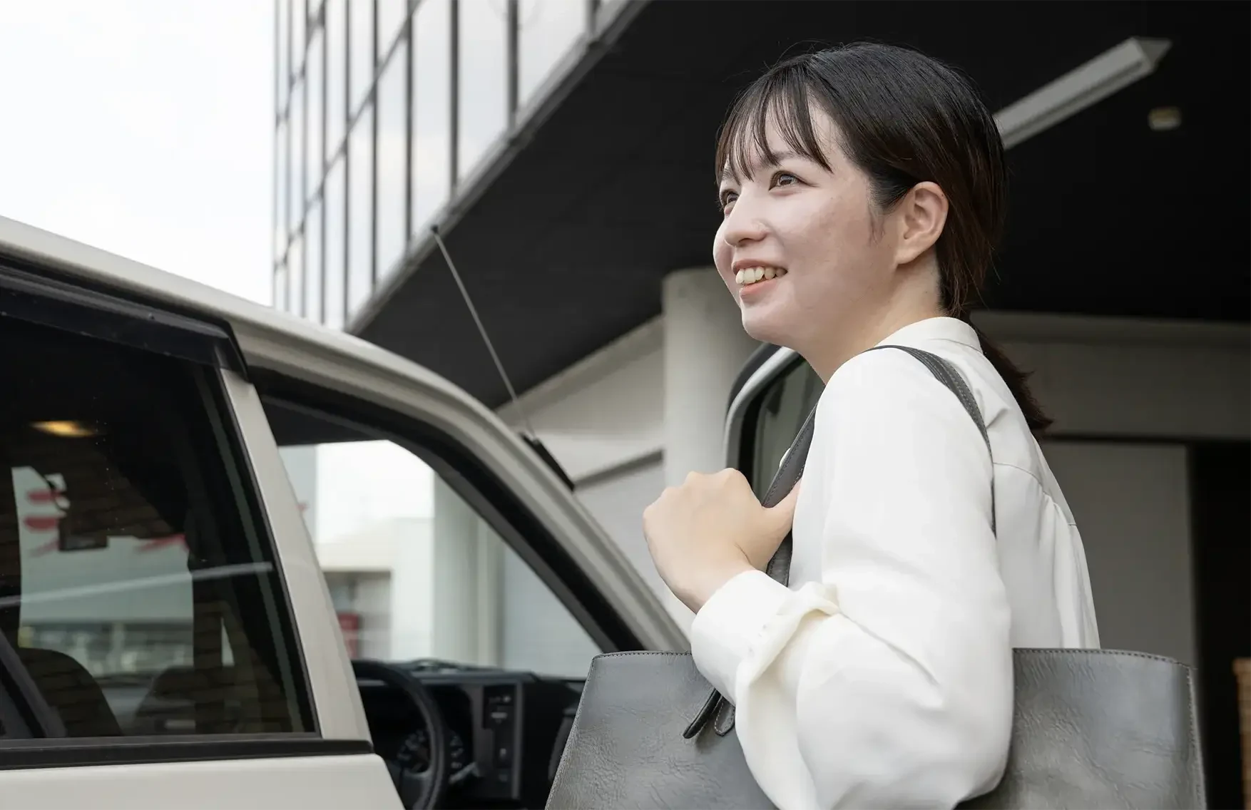 車に乗り込むところ
