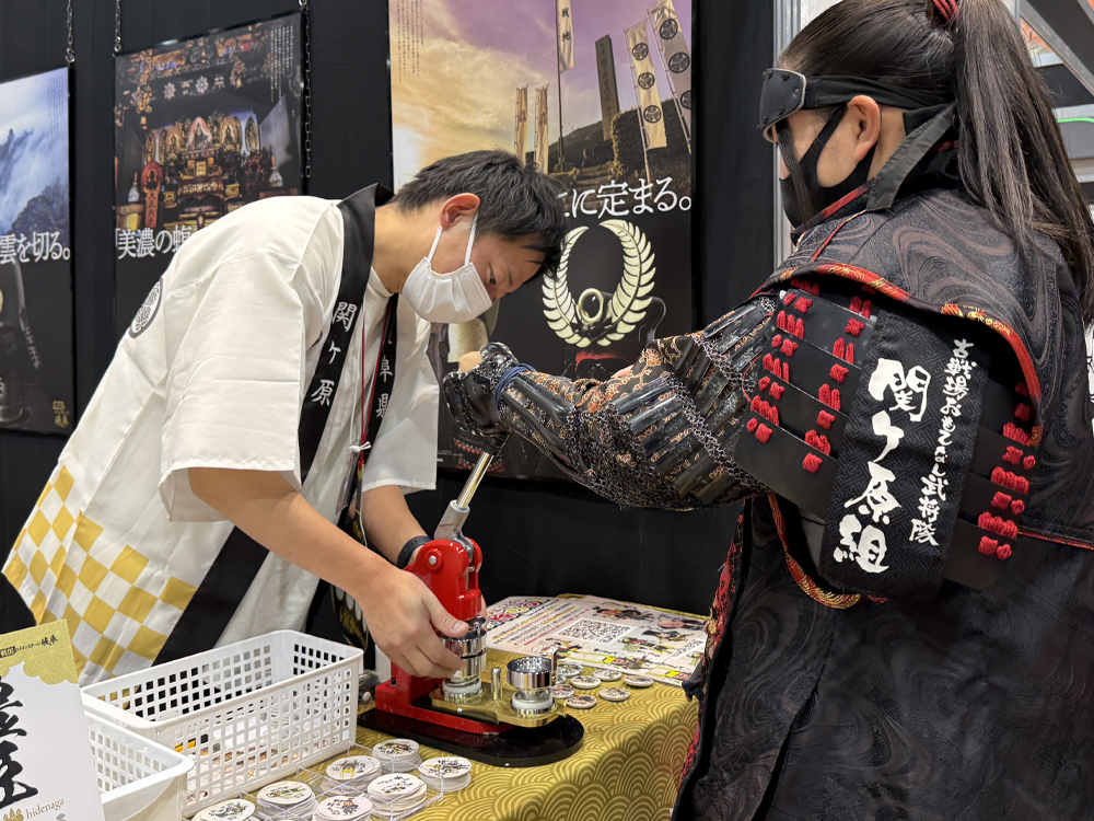 お城EXPOの缶バッチ作り体験の様子